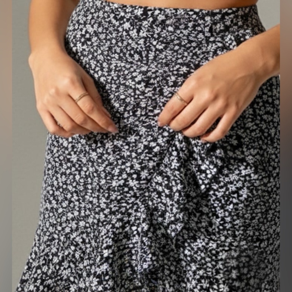 Ditsy Floral Ruffle Trim Knot Side Skirt - Picture 2 of 8